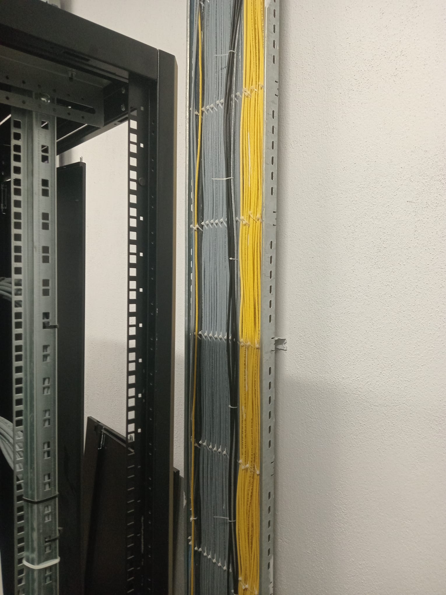 Alev Alatlı Anadolu Lisesi server rack detayı ve cihaz yerleşimi