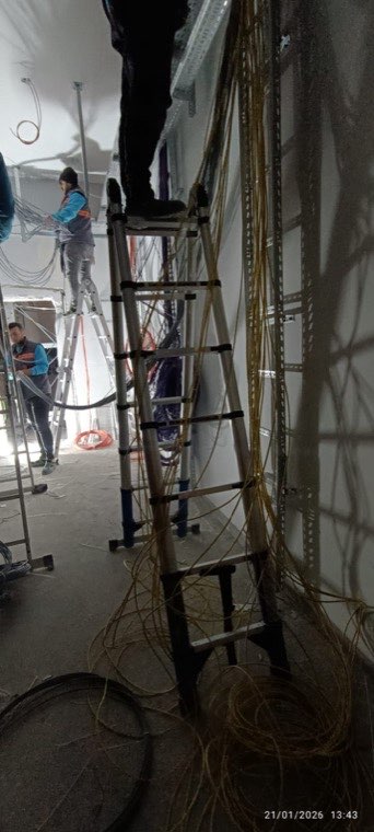 Colga Bilişim saha ekibi zayıf akım kurulum çalışması — Egekent 2 Ortaokulu, Çiğli / İzmir